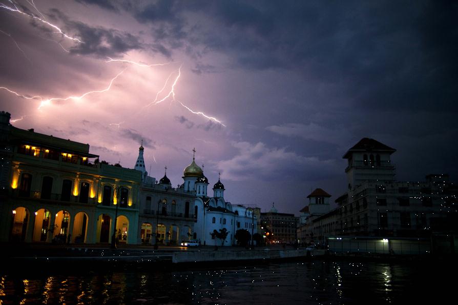 9月19日，古巴哈瓦那，一道閃電劃過防波堤大道的上空。 AP Photo/Ramon Espinosa