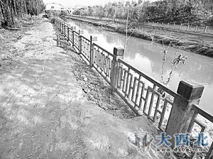 南河道下游覽道仍淹沒在泥沙中