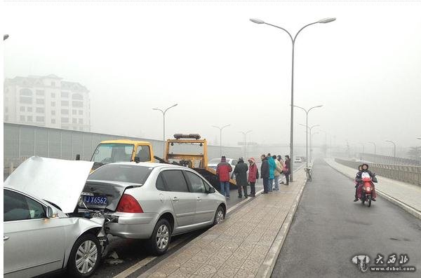 1月31日早晨，北京，凍雨致道路濕滑，望京到太陽宮高架（阜通東大街）100多輛車連環(huán)追尾，該路徹底癱瘓