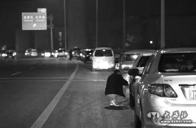 昨晚11時許，京港澳高速杜家坎收費站，車主在等待凌晨的免費通行時間到來。新京報記者 韓萌 攝