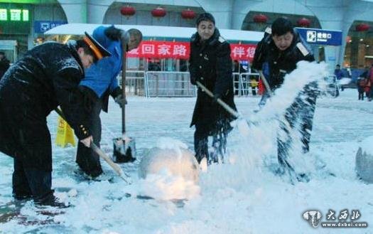 18日，甘肅大部地區(qū)出現(xiàn)降溫降雪天氣，由于積雪較厚，出于安全考慮，大批旅客由公路涌至鐵路出行，蘭州火車站中短途客流暴增。　