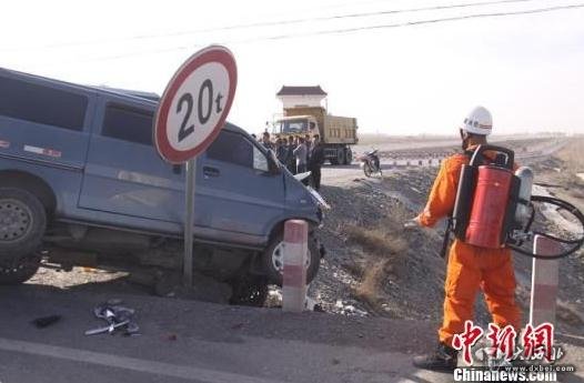 事故現(xiàn)場(chǎng)車輛零件散落一地。