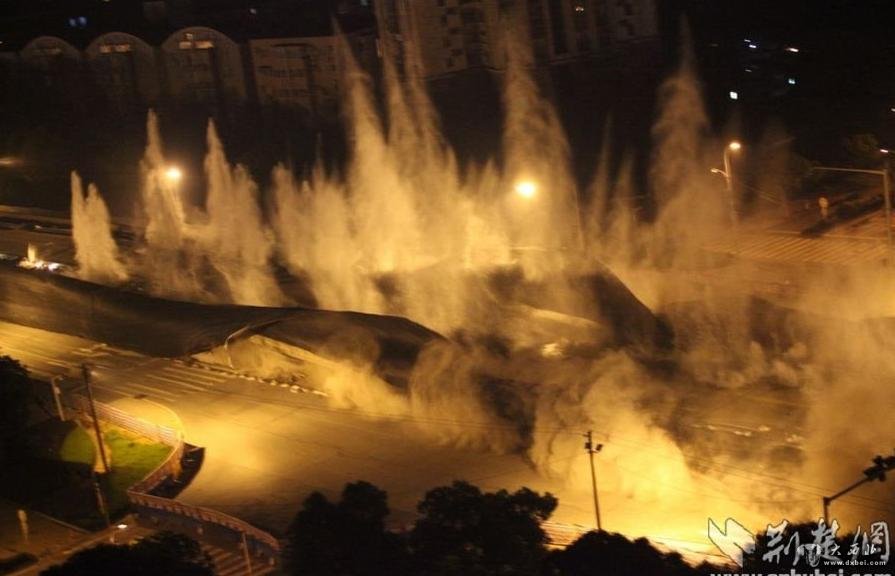 5月18日22時，武漢市漢陽區(qū)升官渡至東岳廟沌陽高架橋，成功實施爆破拆除。