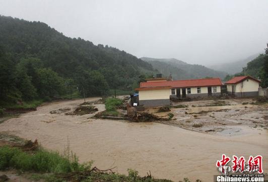 甘肅天水持續(xù)暴雨引發(fā)洪災 民房屋遭損壞