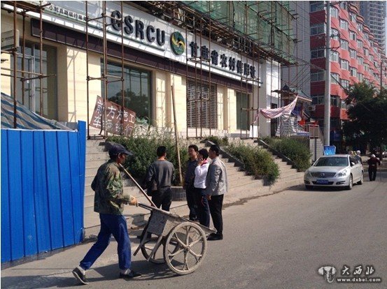 街道書記查看轄區(qū)重點路段大氣污染防治工作開展情況.jpg