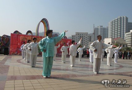 九州中路社區(qū)慶國慶：轄區(qū)老年大學表演健身氣功.jpg