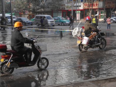 西站三角線十字水管爆裂馬路被淹