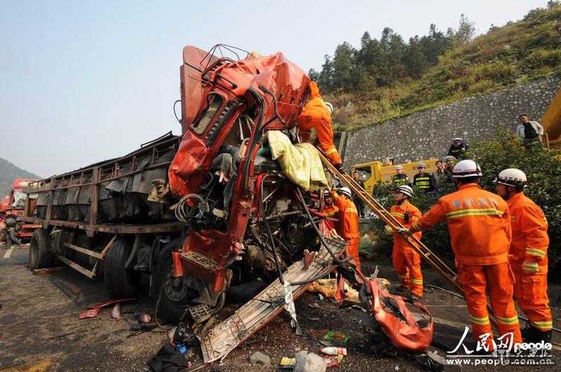 大霧致滬昆高速12車連環(huán)相撞 4死30多人受傷