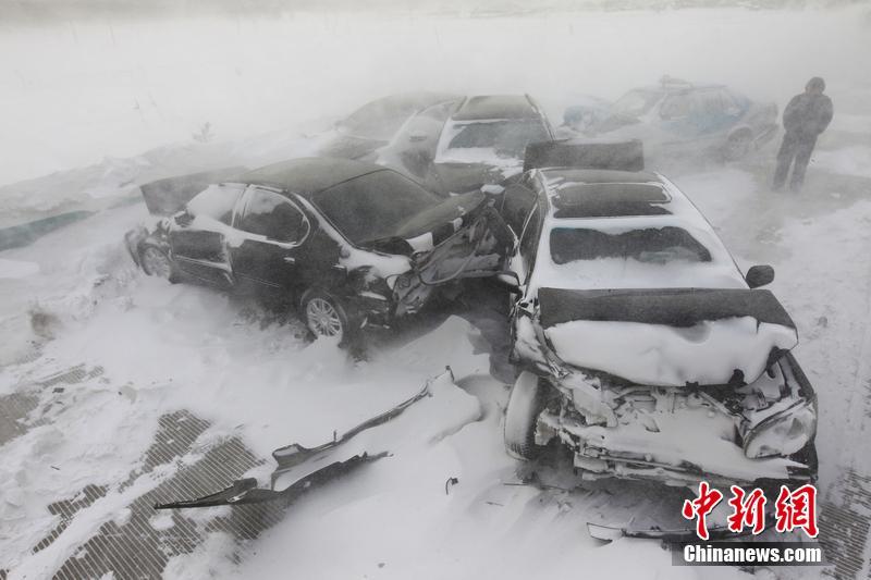 黑龍江暴雪 數(shù)十輛車連環(huán)追尾