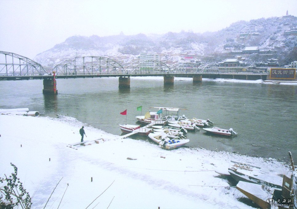 雪時(shí)的古橋銀裝素裹