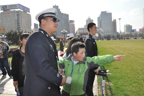 雁灘交警積極參與關(guān)愛自閉癥兒童活動(dòng)