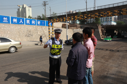 東崗交警整治單行道逆向行駛違法行為