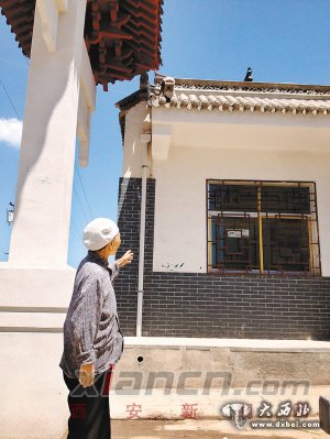 　　新建牌樓飛檐“伸”到屋頂