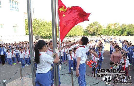 烏魯木齊市中小學(xué)開學(xué)典禮回歸傳統(tǒng)  拜師三鞠躬開筆齊寫“人”