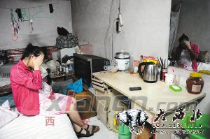 　　孩子的父親不見了蹤影，小張一個人挺著大肚子不知如何是好