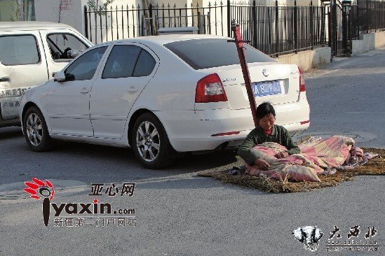 內(nèi)地來(lái)疆男子討債不成 一家人'鎖住'債主車(chē)并睡在車(chē)上