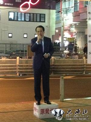 日本前首相菅直人踩箱子夜晚街頭演講（圖片來源：《News Post》網(wǎng)站）