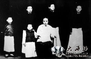 1923年巴金與家人合影，右一為巴金