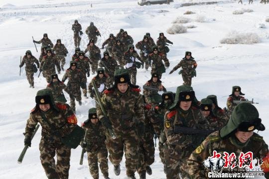 新疆巴州武警官兵冰天雪地野營拉練戰(zhàn)嚴(yán)寒（圖）