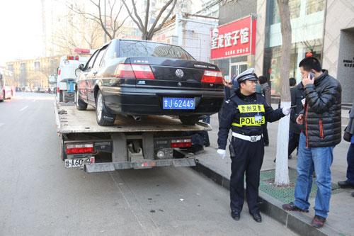 東崗交警大隊(duì)整治規(guī)范停車秩序