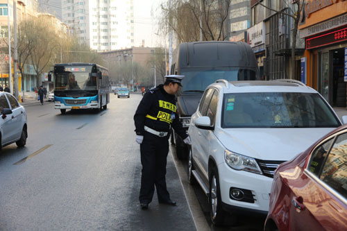 東崗交警大隊(duì)整治規(guī)范停車秩序