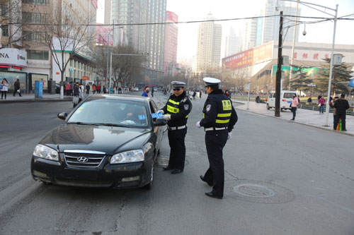 東崗交警大隊(duì)整治規(guī)范停車秩序