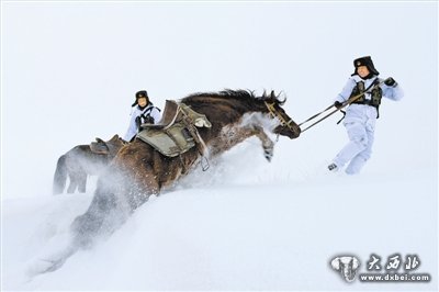 新疆邊防官兵嚴寒中巡邏奮力拉戰(zhàn)馬上雪坡（圖）