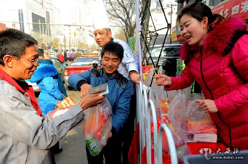 為“的哥的姐”送免費(fèi)午餐