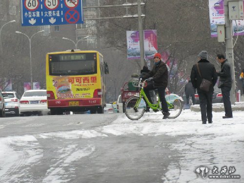 我省發(fā)布道路結(jié)冰黃色預(yù)警，明天依然有雪