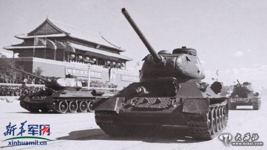 1951年受閱的坦克方隊。從蘇聯(lián)引進的T-34中型坦克首次出現(xiàn)在天安門廣場。