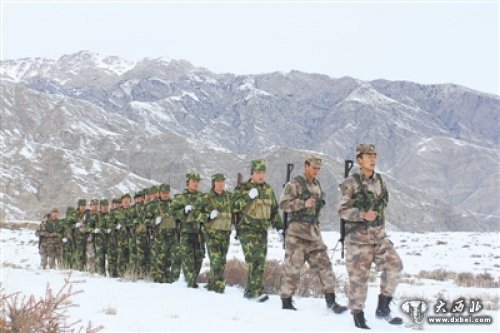 新疆兵團(tuán)某部民兵檢查重要路口巡天山邊防（圖）