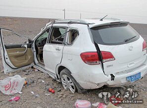 一家四口開(kāi)車(chē)從烏魯木齊市回老家  換擋車(chē)側(cè)翻致女兒死亡