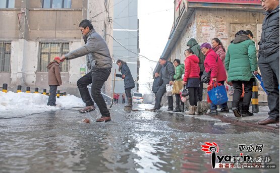 烏魯木齊一條暗渠被垃圾堵塞 大水溢流涌入三建家屬院