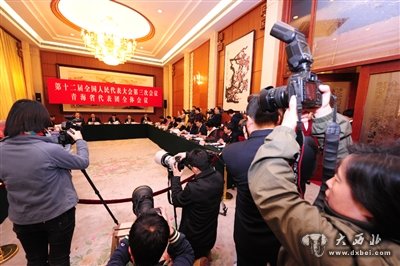 青海代表團(tuán)向中外媒體開放團(tuán)組會議 吸引60名記者