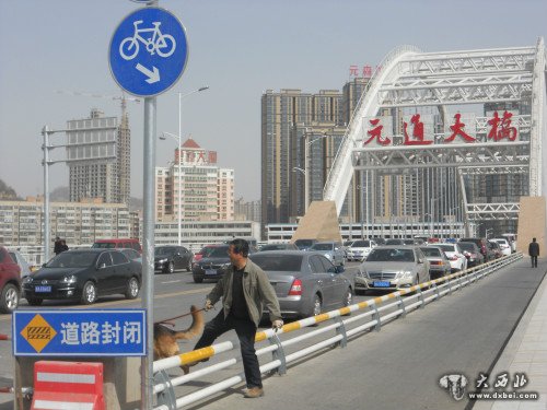 元通大橋“變身”停車場