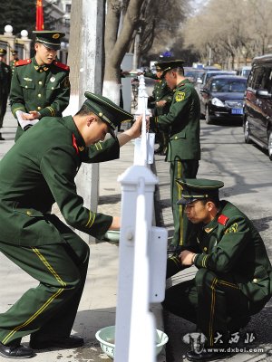 武警蘭州支隊三大隊八中隊60余名官兵對公共場所進行了清洗