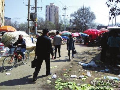 馬路市場(chǎng)垃圾遍地