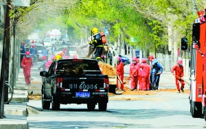 小貨車運(yùn)送甲醛泄漏溢灑路面西固化工街戒嚴(yán)2小時(shí)緊急疏散群眾