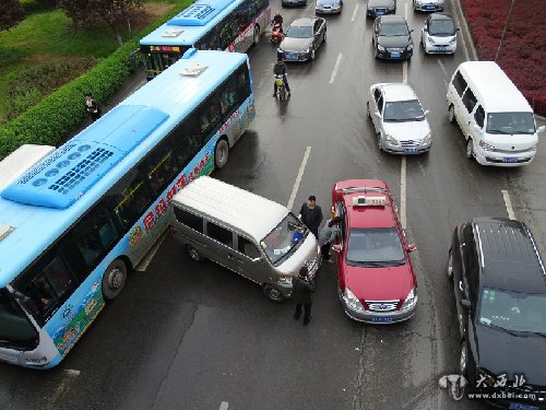 橫穿馬路兩車相撞