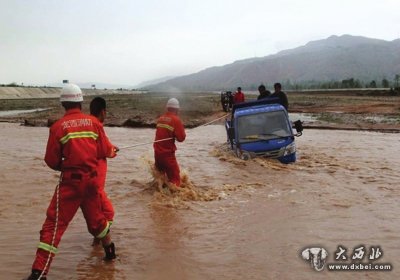 三輪車深陷河中兩男子直呼救命