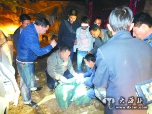 民警繳獲毒品及抓獲犯罪嫌疑人現(xiàn)場