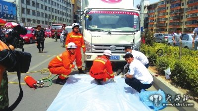 貨車撞上婦女和嬰兒車