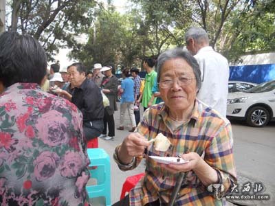 借傳統(tǒng)文化節(jié)日，凝居民關(guān)愛(ài)之情