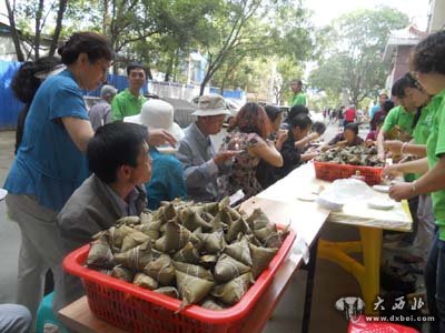 借傳統(tǒng)文化節(jié)日，凝居民關(guān)愛(ài)之情