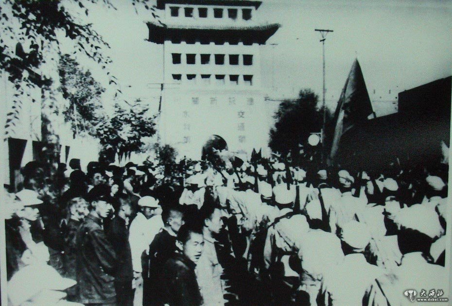 蘭州解放后,人民解放軍由蘭州東門開進市區(qū),蘭州人民夾道歡迎