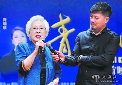 “活到老、演到老，我還要繼續(xù)拍……我就是一個(gè)演員?！?4歲高齡的著名電影表演藝術(shù)家秦怡終于實(shí)現(xiàn)了縈繞在她心頭10多年的一個(gè)電影夢。由秦怡自編、自演、領(lǐng)銜出品的電影新作《青海湖畔》作為上海電影節(jié)的“壓軸大戲”之一，21日舉行了全球首映。素杰