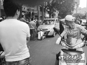 醉漢坐在車前撕扯牌照