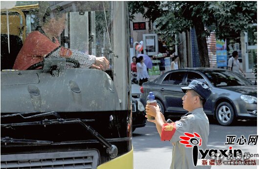 社區(qū)端來綠豆湯 市民自費(fèi)送茶飲 酷暑有愛 公交車站成“清涼臺(tái)”