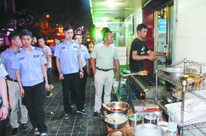 檢查人員在舊大路南口整治室外燒烤行為