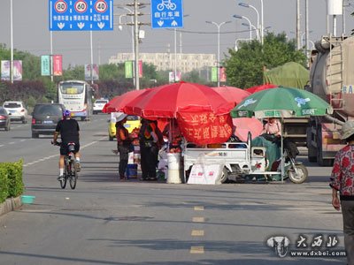 安寧桃灘占道行人自行車?yán)@道行駛